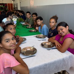 Ceia de Natal no Projeto Bom Menino 2025